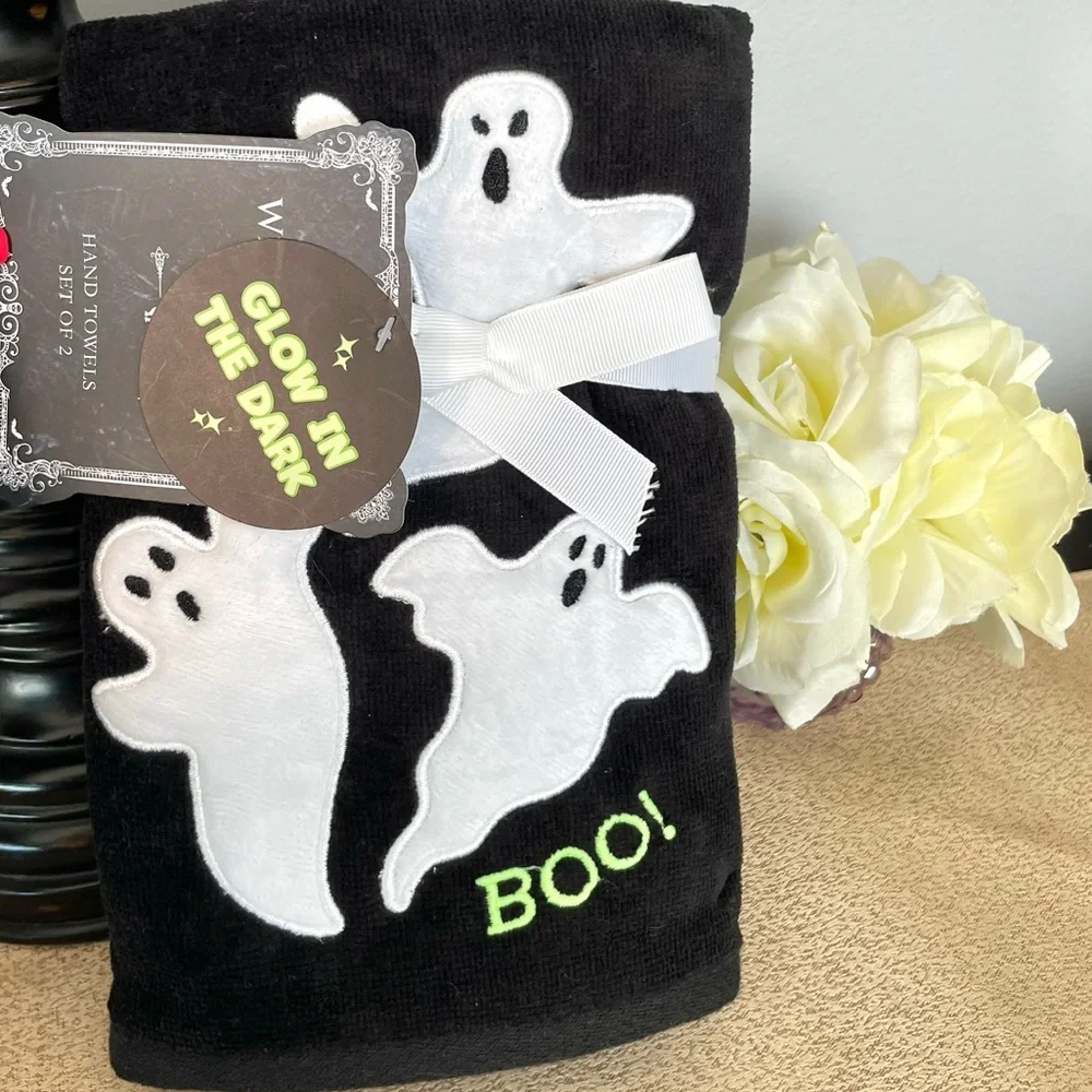NWT Set of 2 Glow In The Dark Ghost 👻 Hand Towels